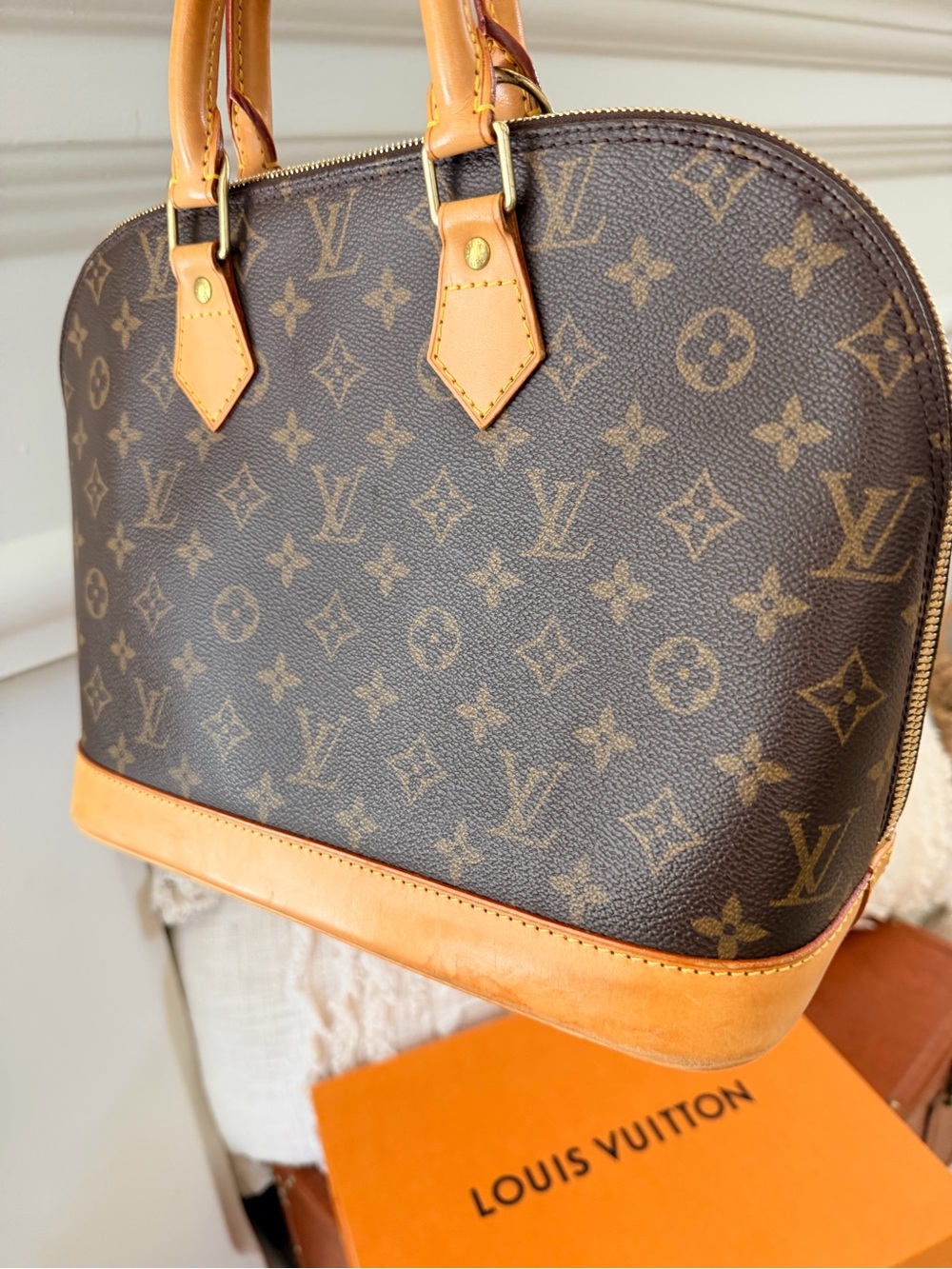 Louis Vuitton Monogram Alma - Picture 2 of 8